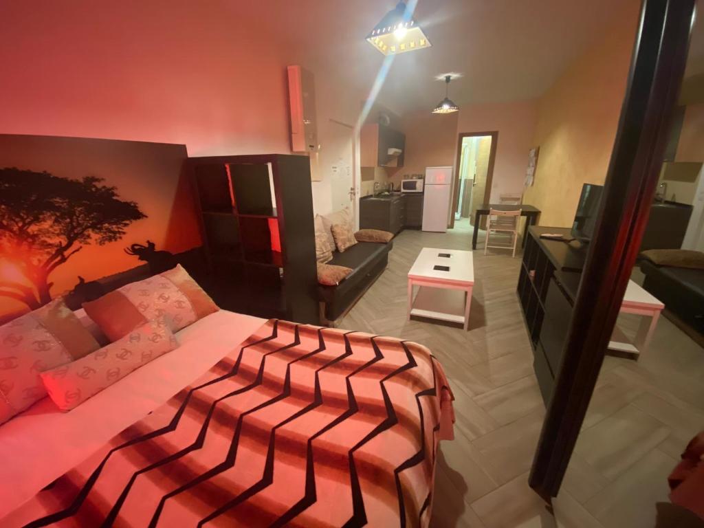 1 dormitorio con 1 cama grande y sala de estar en LARRA LA MEJOR OPCION PARA VER LA WARNER, en San Martín de la Vega