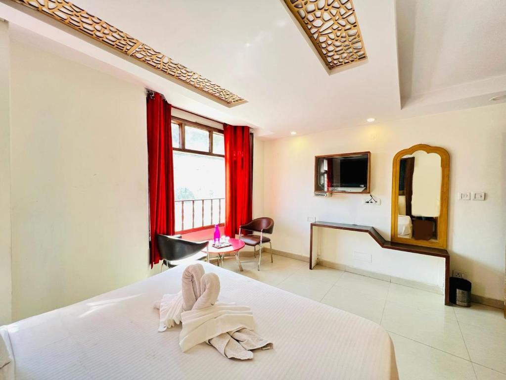 Postel nebo postele na pokoji v ubytování Hotel Majestic Grand