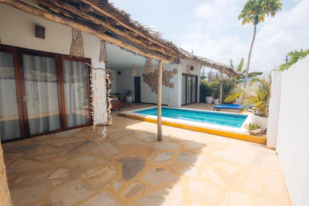 une image d'une villa avec une piscine dans l'établissement Bukoba Villas - Lily - Private Pool, AC & Wi-Fi, à Nungwi