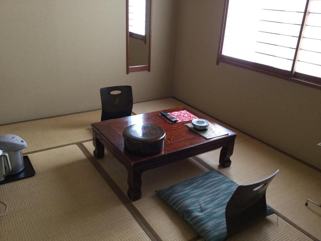 Posezení v ubytování Suzukiya Ryokan