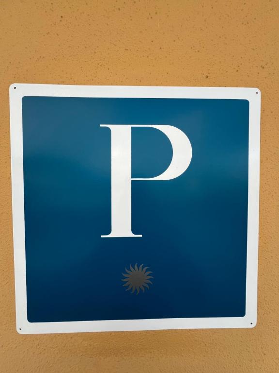 una señal de estacionamiento azul con una carta blanca. en Casa Melva en Barreiros