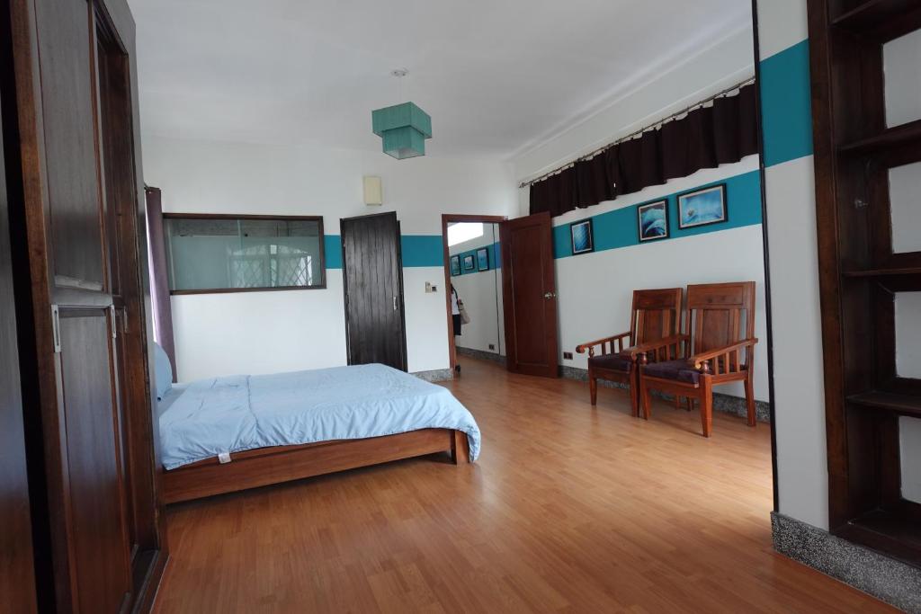 1 dormitorio con 1 cama y comedor en CHILCHILL Elite Residences BKK2, en Phnom Penh