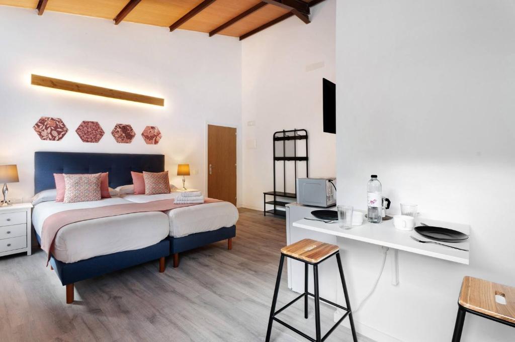 sypialnia z łóżkiem i biurkiem w pokoju w obiekcie Casa Lomo Del Aire in Santa Cruz de Tenerife w mieście San Luis