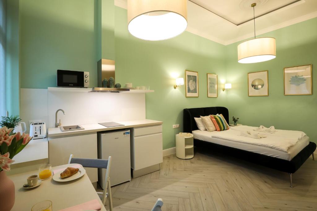 a small room with a bed and a kitchen at Ozone Silver&Gold in Budapest