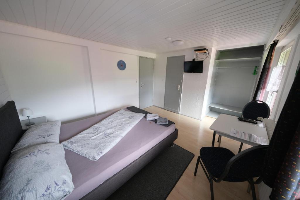 Postel nebo postele na pokoji v ubytování B und B Titisee Hotel Sonnenmatte nahe Badeparadies