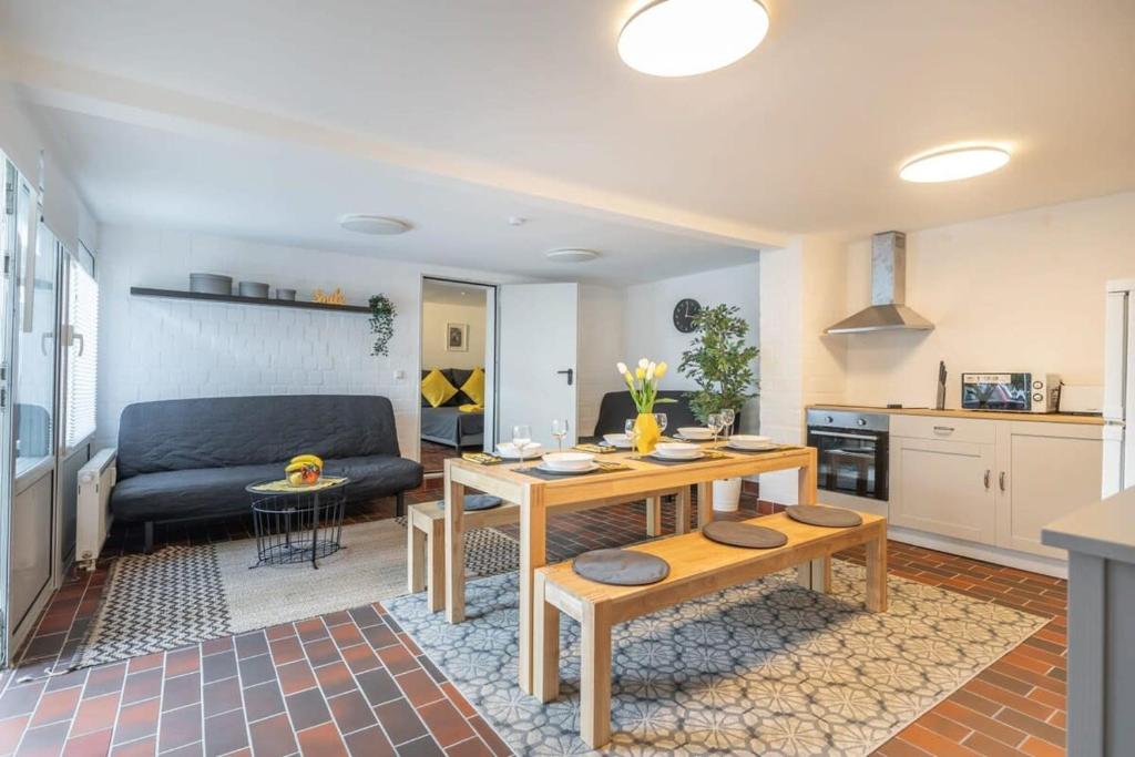 ein Wohnzimmer mit einem Sofa und einem Tisch in der Unterkunft Hamburg City Apartment in Hamburg