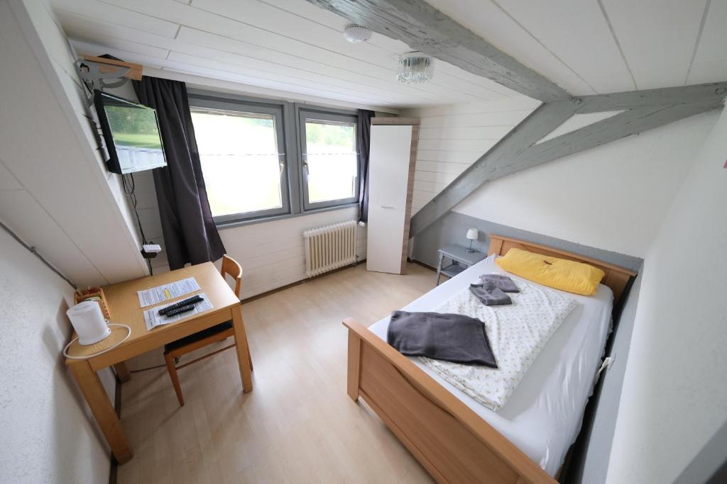 Postel nebo postele na pokoji v ubytování B und B Titisee Hotel Sonnenmatte nahe Badeparadies