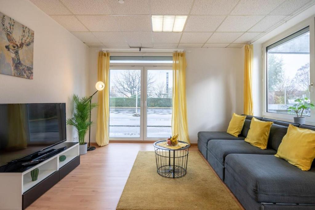 salon z kanapą i telewizorem w obiekcie Beautiful 2 Bedroom Apartment incl Parking w mieście Hamburg
