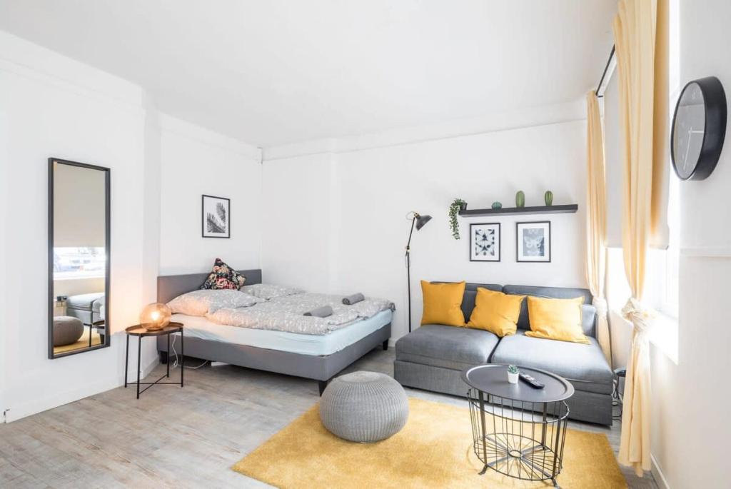 sala de estar con cama y sofá en Two Bedroom Apartment and Bathrooms, en Hamburgo