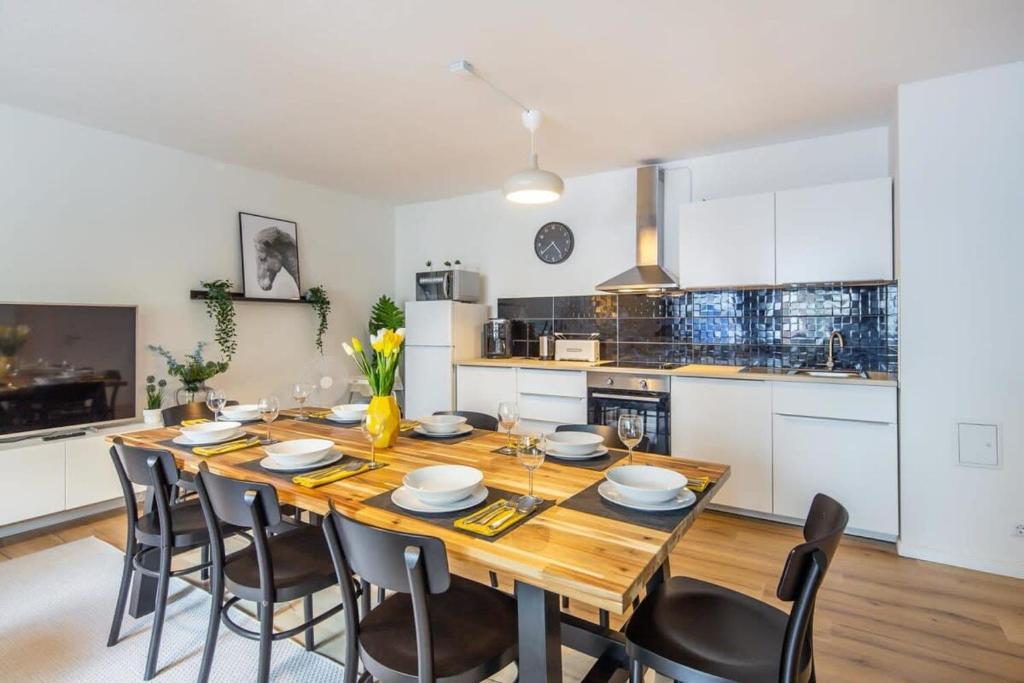 a dining room with a table and chairs in a kitchen at 3 Bedroom apartment in great location in Hamburg