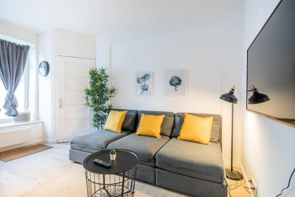 uma sala de estar com um sofá e uma mesa em Cosy 2-room Apartment in urban location em Hamburgo