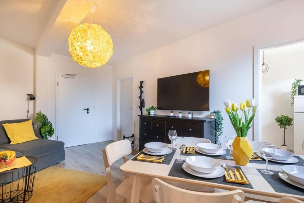 uma sala de estar com uma mesa de jantar e um sofá em 1 Schulterblatt-Apartments Hamburg For 6 em Hamburgo