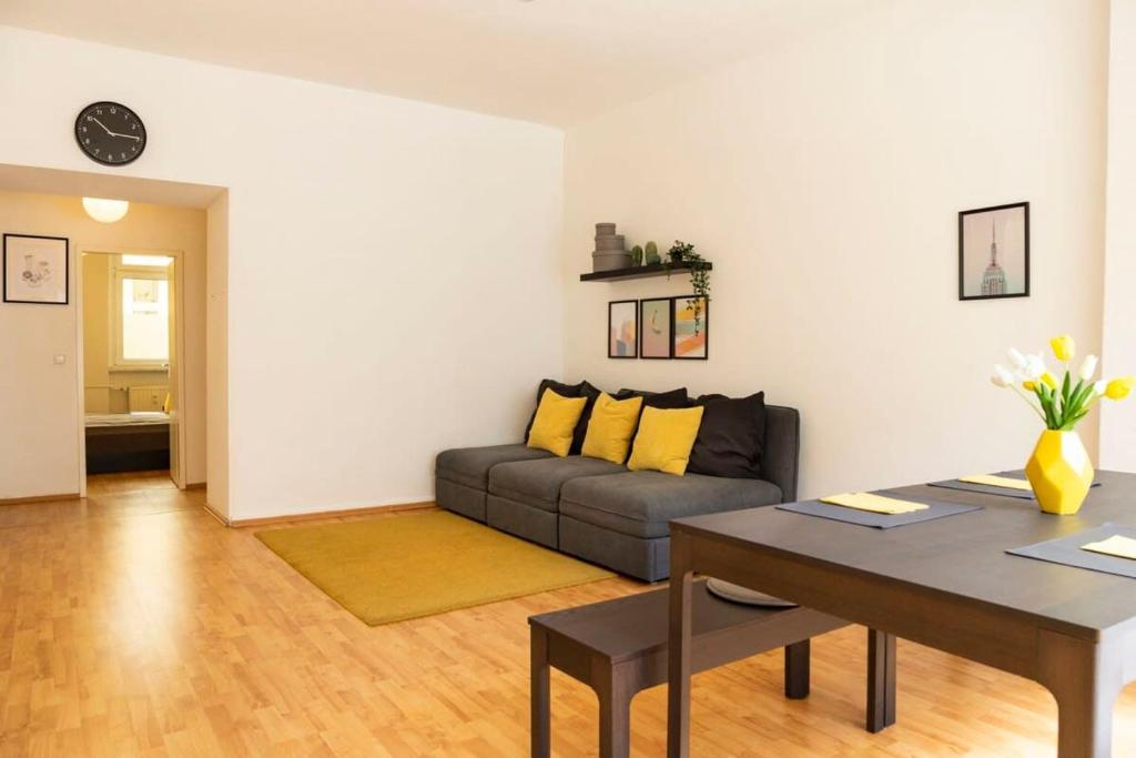 een woonkamer met een bank en een tafel bij One Bedroom Apartment Berlin Neukölln in Berlijn