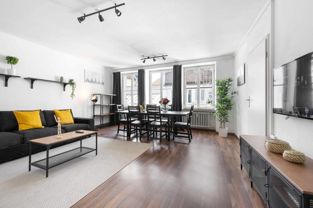 TV a/nebo společenská místnost v ubytování Living in Munich City Center