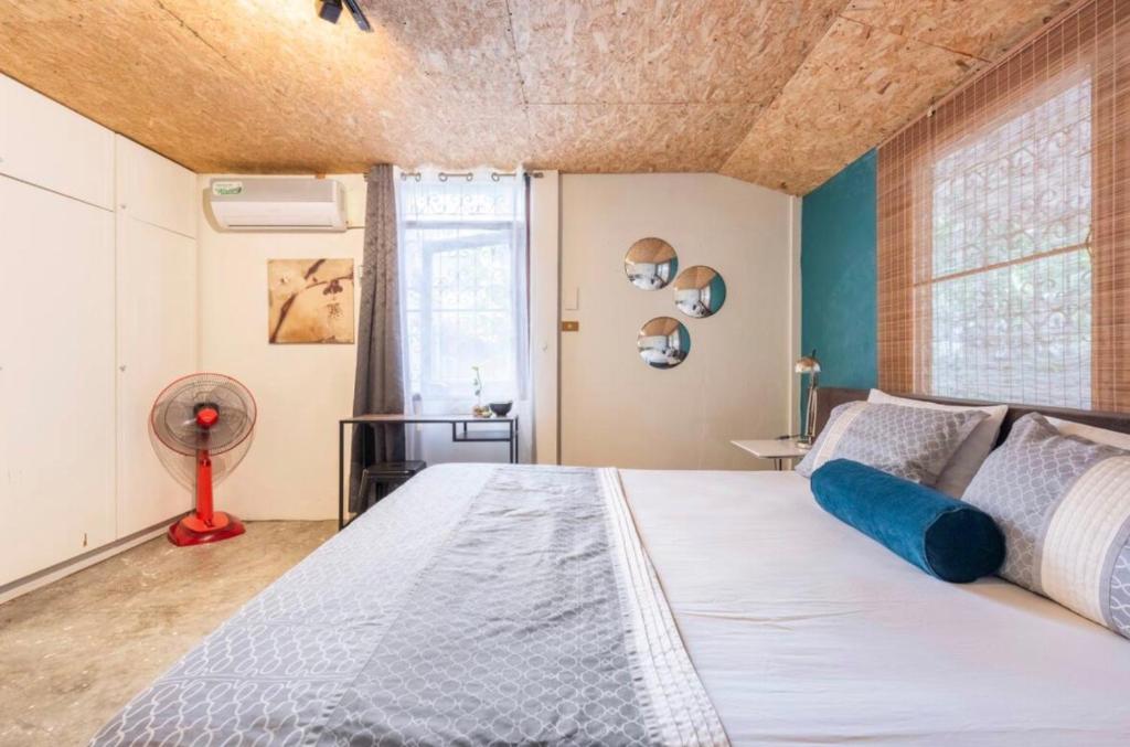 Un dormitorio con una cama grande y una ventana en On Nut Nomad Homestay, en Bang Chak