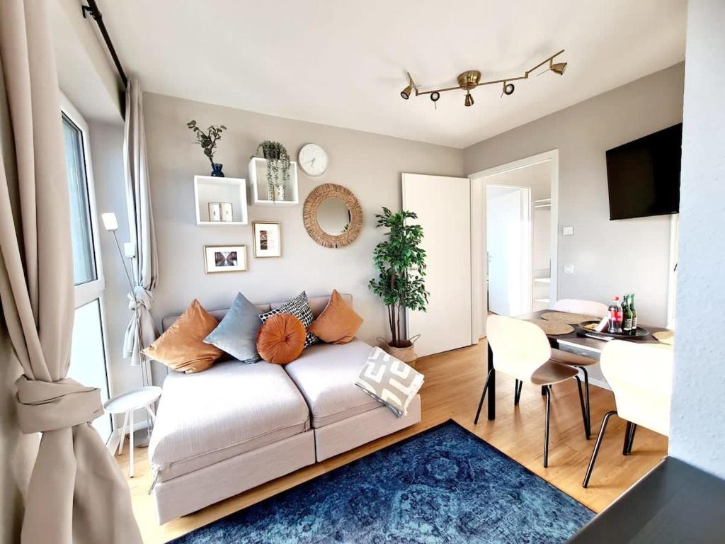 un salon avec un canapé et une table dans l'établissement Urban Living - Top Floor Apartment, à Hambourg