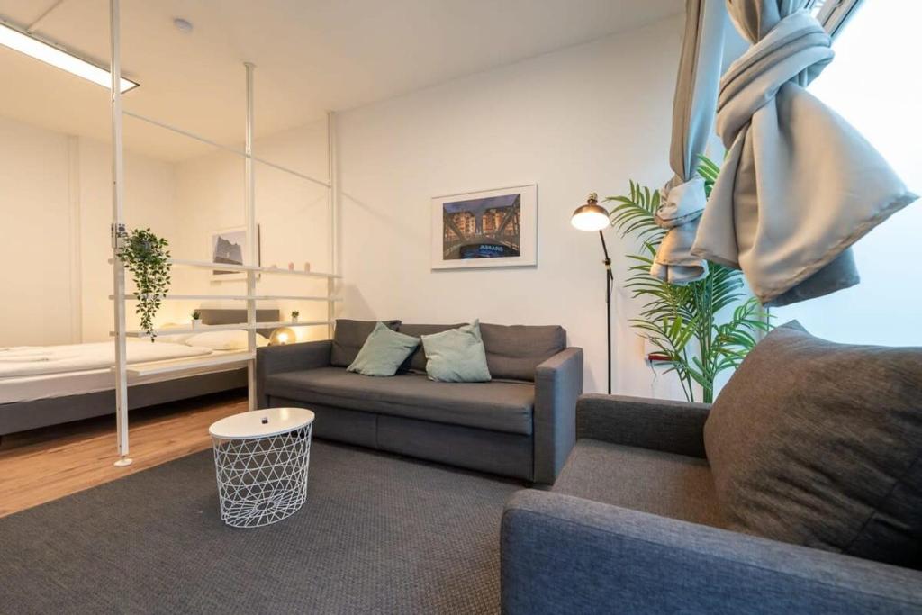 een woonkamer met een bank en een tafel bij Apartment 2 Hamburg Winterhude in Hamburg
