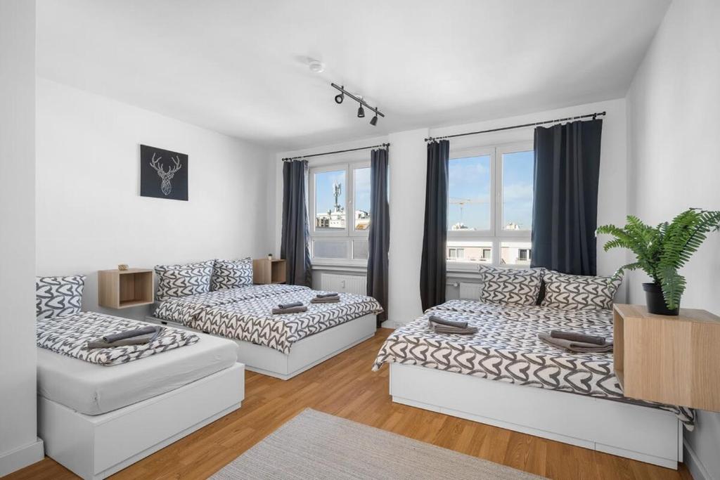 un soggiorno con 2 divani e un divano di Munich Gem - 2 Bedroom Alpine View Tranquility a Monaco