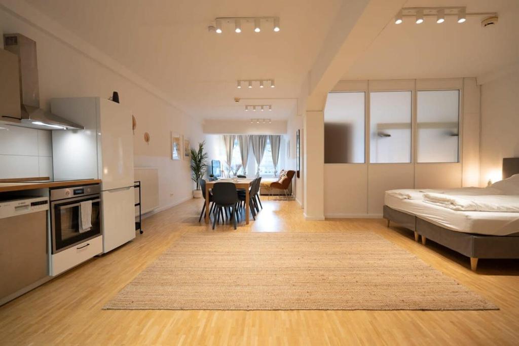 une grande chambre avec un lit, une cuisine et une table dans l'établissement Hamburg City Center Apartment, à Hambourg