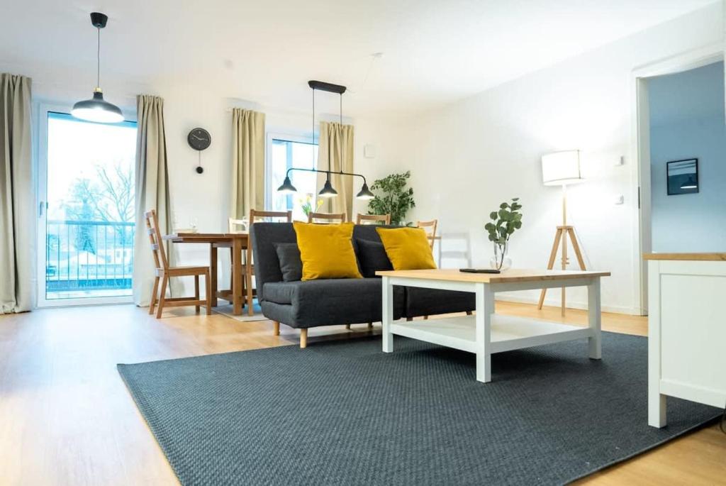 sala de estar con sofá y mesa en Four Bedroom in urban location, en Hamburgo