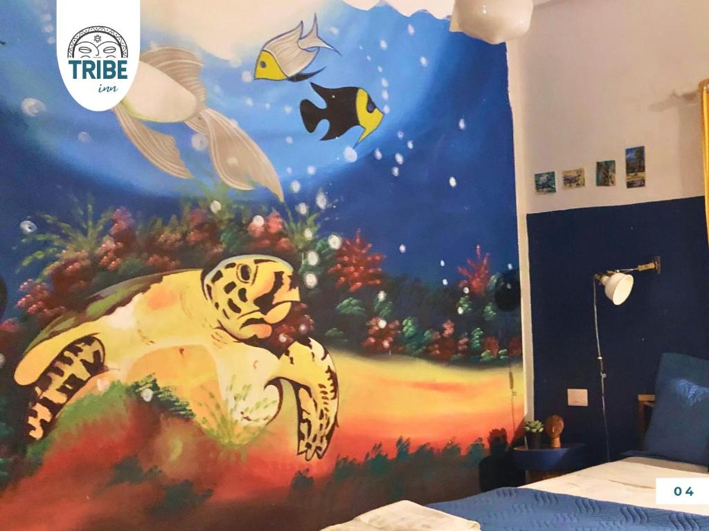 1 dormitorio con un mural de tortuga y pescado en Tribe Bayahibe en Bayahibe