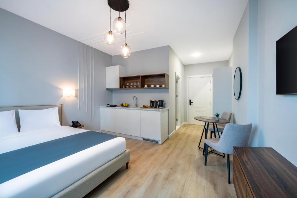 Postel nebo postele na pokoji v ubytování STEPS Batumi Hotel & Suites