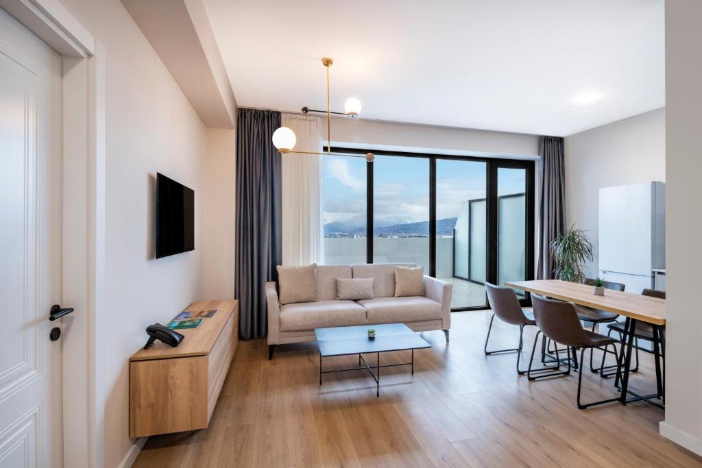 TV a/nebo společenská místnost v ubytování STEPS Batumi Hotel & Suites