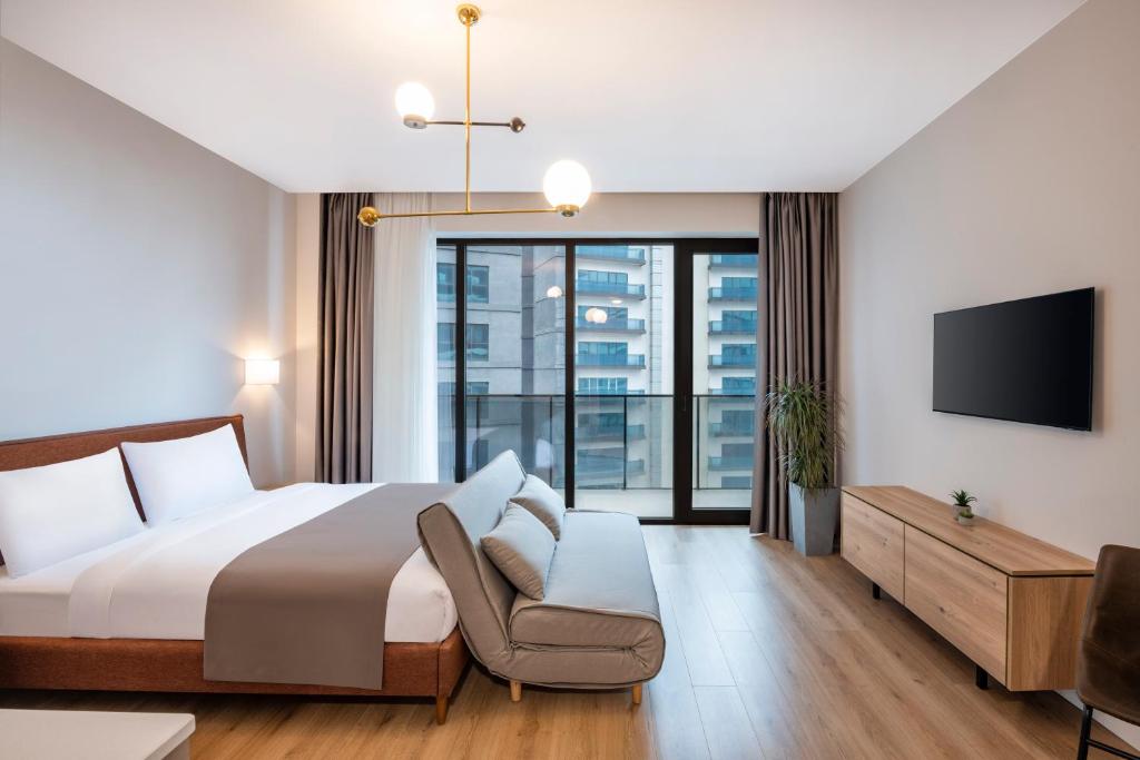 Postel nebo postele na pokoji v ubytování STEPS Batumi Hotel & Suites