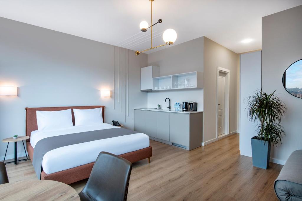 Postel nebo postele na pokoji v ubytování STEPS Batumi Hotel & Suites
