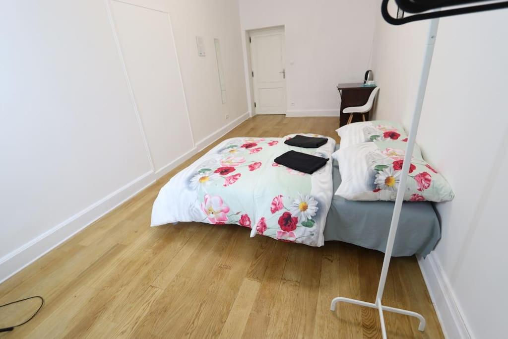 een slaapkamer met een bed met een bloemendeken bij Fantastic - KP22 Room A in Warschau