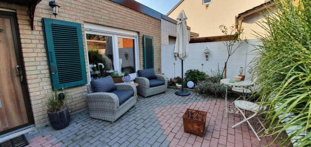 a patio with two couches and a table and chairs at Stylishe Unterkünfte nähe Zentrum von Bielefeld in Bielefeld