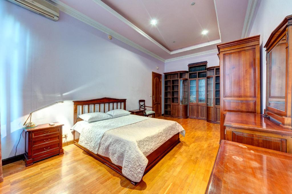Tempat tidur dalam kamar di Апартаменти 3-кімнатні в центрі Києва, м. Площа Українських Героїв