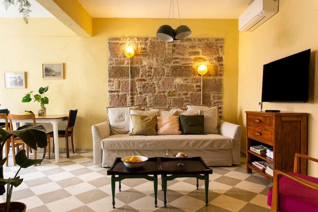 Et tv og/eller underholdning på Ayvalık merkezde bahçe kullanımlı daire