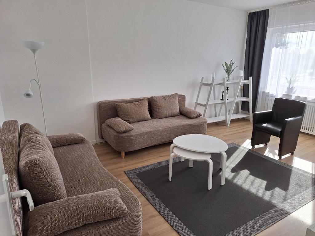 ein Wohnzimmer mit einem Sofa und einem Tisch in der Unterkunft Helle 3 Zimmer Wohnung in Krefeld