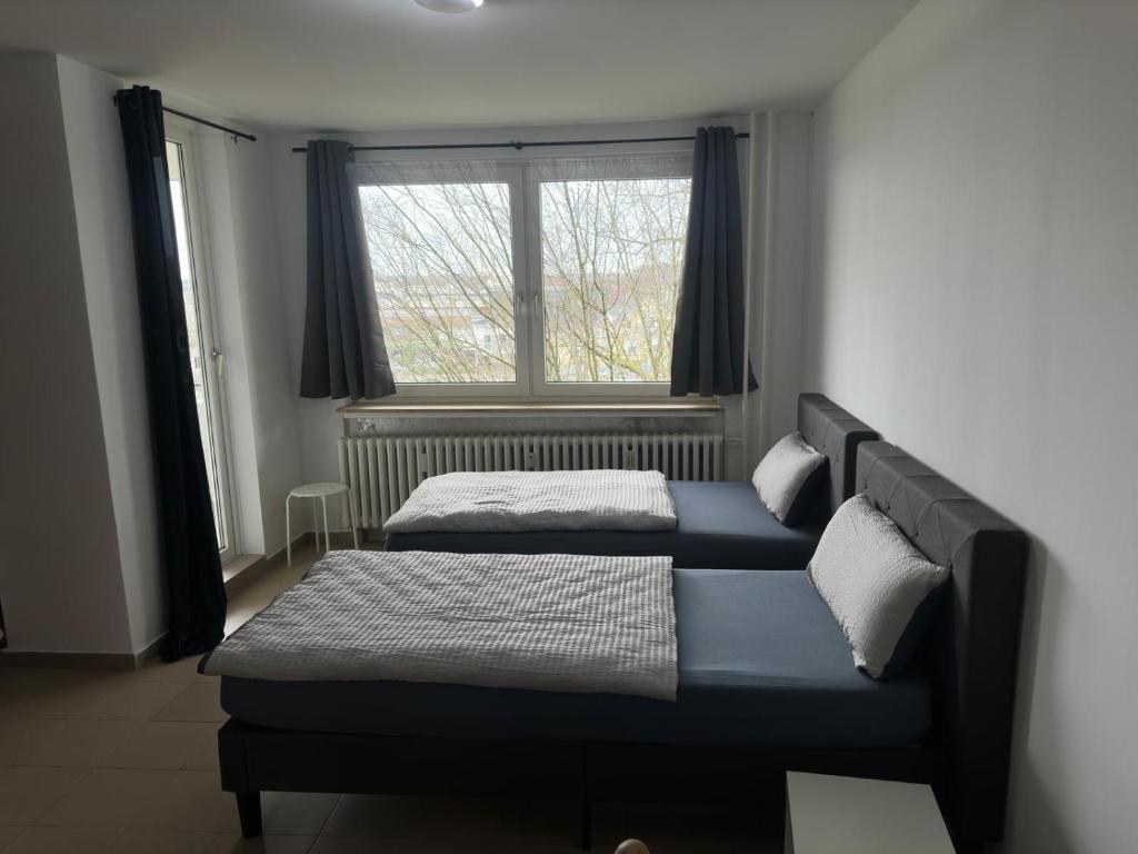 1 dormitorio con cama y ventana en MK Apartments Delmenhorst 3, en Delmenhorst