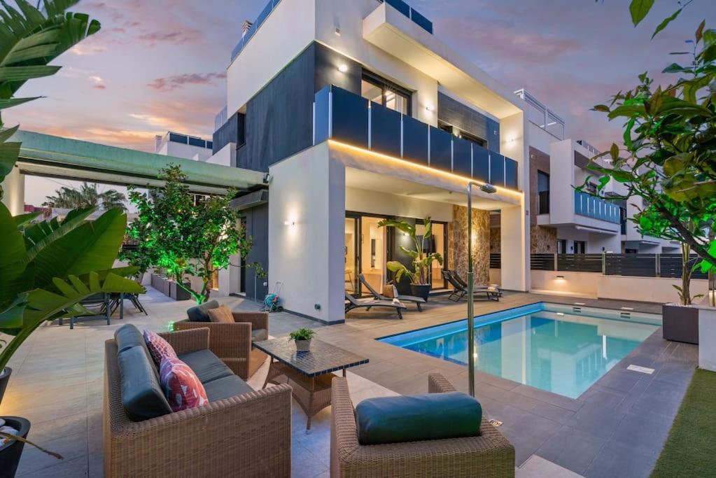 uma villa com uma piscina e uma casa em Luxury Villa with Private Swimming Pool in Cabo Roig em Playas de Orihuela