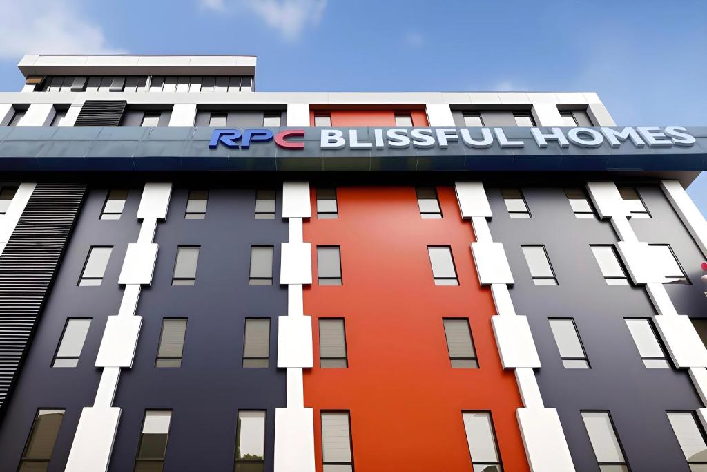 un edificio con il logo di RBS bilbuchet homes di RPC Blissful Homes & Hotel a Kuala Lumpur