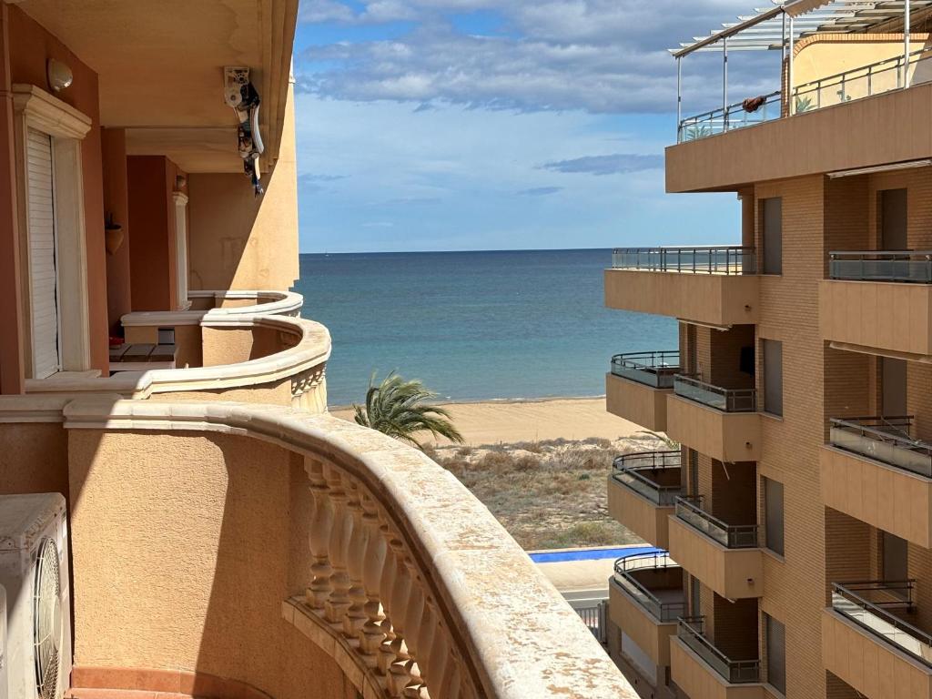 - une vue sur la plage depuis le balcon d'un bâtiment dans l'établissement Vistamar 2-Serviden, à Dénia