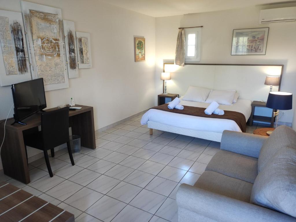 Postel nebo postele na pokoji v ubytování Hôtel et Appart'Hôtel Le Relais Du Val D'Orbieu
