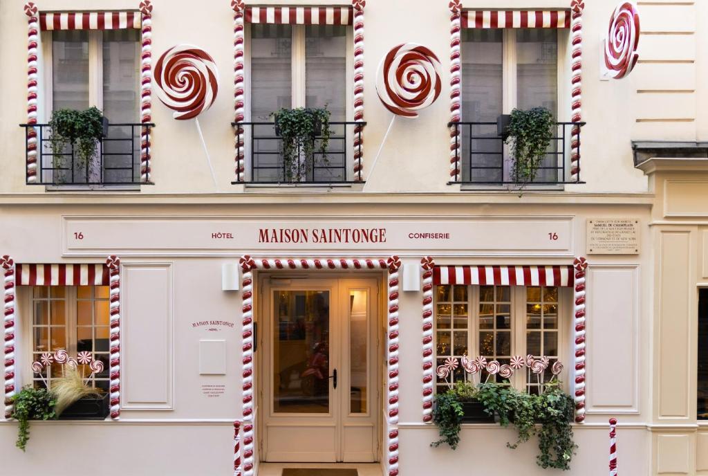 une façade d'un bâtiment avec une sandwicherie milgiane dans l'établissement Maison Saintonge, à Paris
