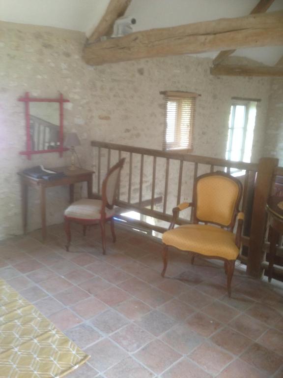 ein Wohnzimmer mit 2 Stühlen und einem Tisch in der Unterkunft la Grange de Chérence in Chérence