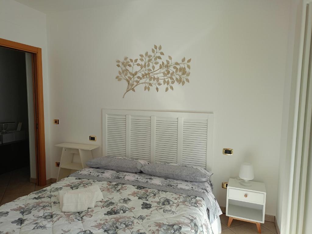 una camera con un letto e una parete bianca di Da Eolo - Appartamento al mare a Grottammare