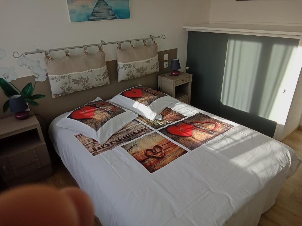 - une chambre avec un grand lit orné de roses rouges dans l'établissement gite repos et tranquillité P, à Cayeux-sur-Mer
