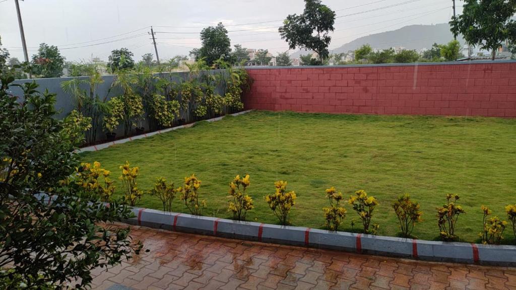 un champ de fleurs jaunes dans une cour dans l'établissement R S COMFORTS, à Mysore