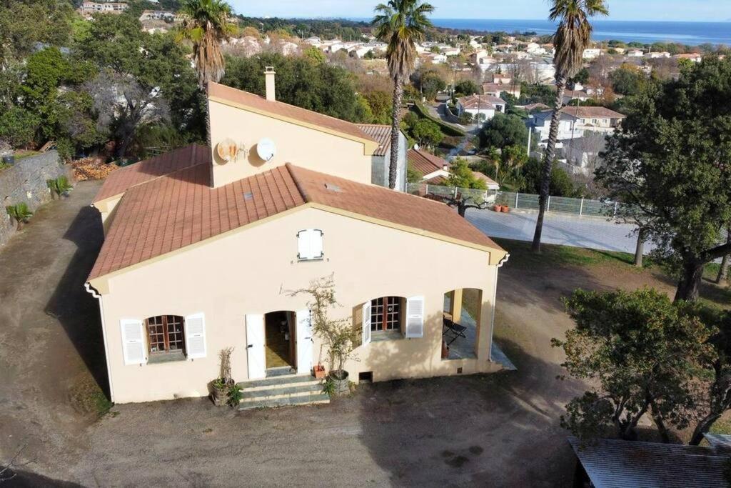 une petite maison blanche avec un toit rouge dans l'établissement Villa Marie-Ange entre Mer et Montagne, à Santa-Lucia-di-Moriani