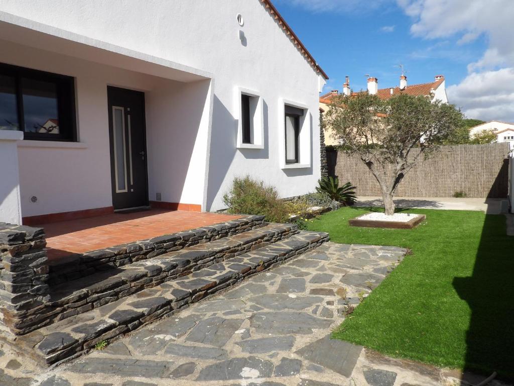 une maison avec une passerelle en pierre en face d'une cour dans l'établissement Saint Cyprien villa avec piscine privée, à Saint-Cyprien