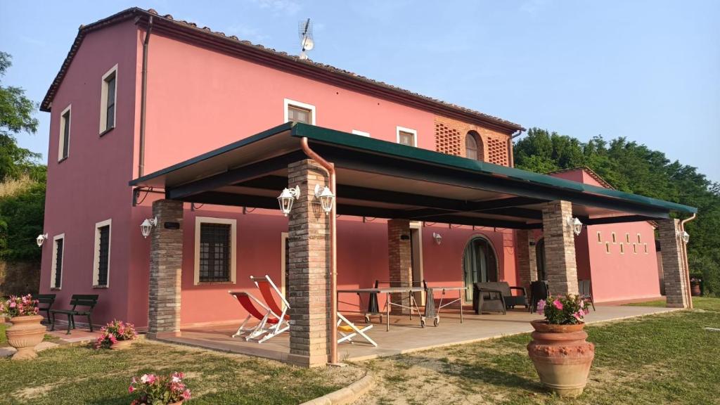 Maison rose avec patio dans la cour dans l'établissement Villa Canavetro, à Palaia