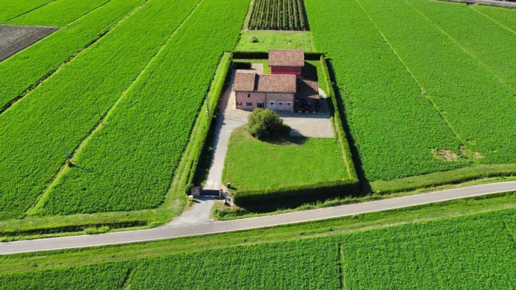 una vista aérea de una granja con una casa y una carretera en LA CASCINA DEL BALSAMICO, en Gaggio