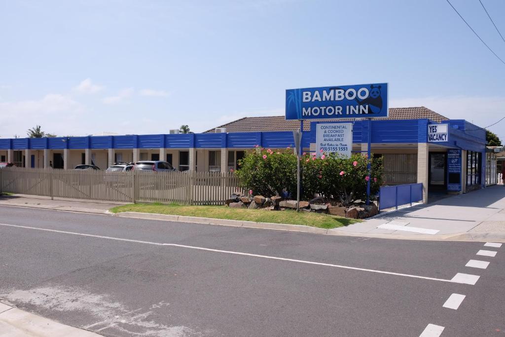 een gebouw met een bord voor een straat bij Bamboo Motor Inn in Lakes Entrance