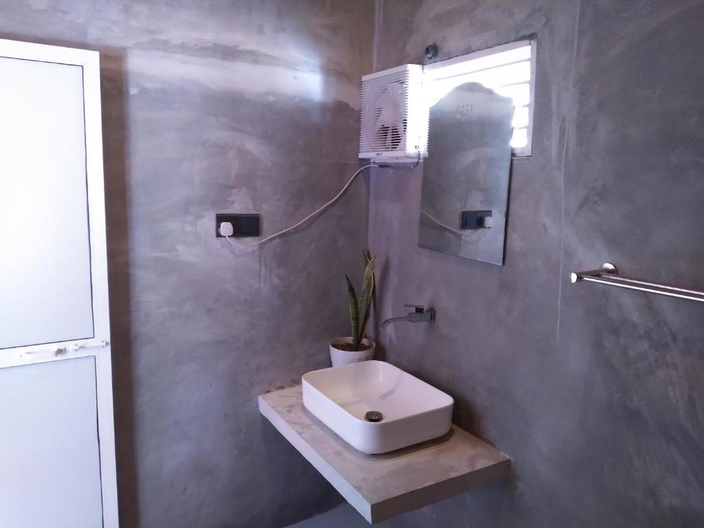 baño con lavabo blanco y ventana en 100 steps to beach weligama, en Weligama